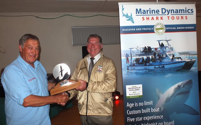 Links oorhandig Tjaart Olivier (Erelid: Birkenhead Boothengelklub en Voorsitter: Walkerbay Boothengelklub) die King of the Bay Wisseltrofee aan Philip Fourie (Voorsitter: Birkenhead Boothengelklub)